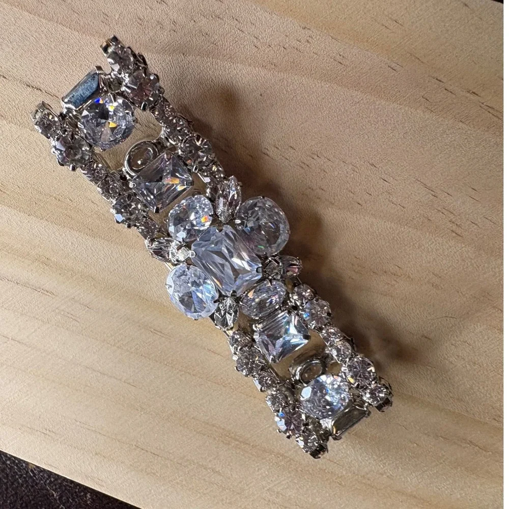 Unbranded sparkling clear